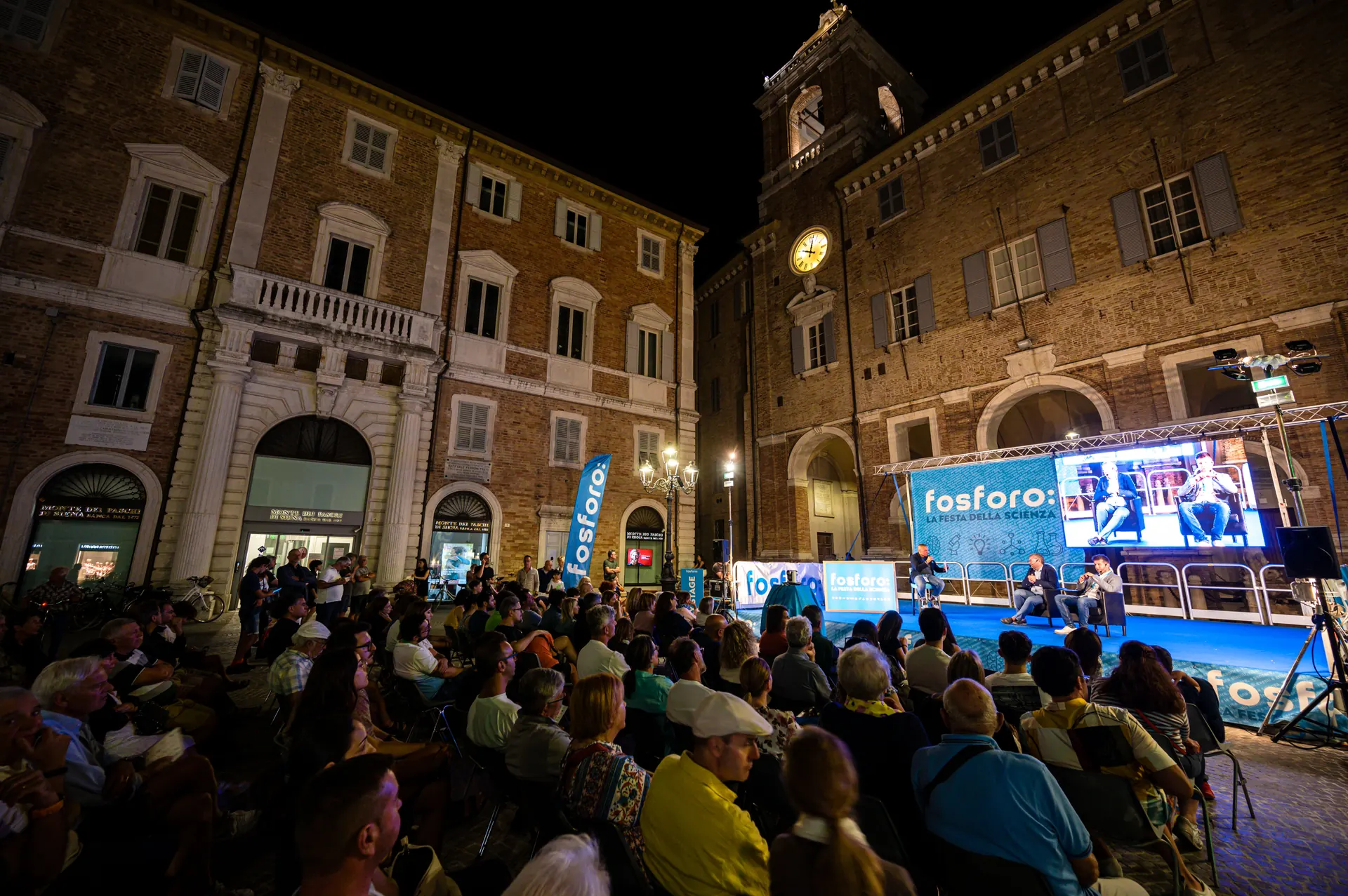The audience of Fosforo, the science festival of Senigallia, during an evening in the square